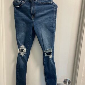 Good American Blue Skinny Jeans with Distressed Knees